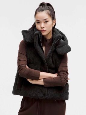 Lululemon Wunder Puff Cropped Vest Size 4 Black Textured Fleece NWT